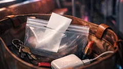 ทริกง่ายๆ แก้ปัญหาทิชชู่พกพายับและไหลออกจากซองด้วยถุงซิปใบเดียว