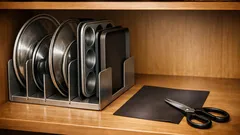 วิธีจัดระเบียบตู้ครัวให้โล่งใน 10 นาที ด้วยที่คั่นหนังสือและเก็บแนวตั้ง